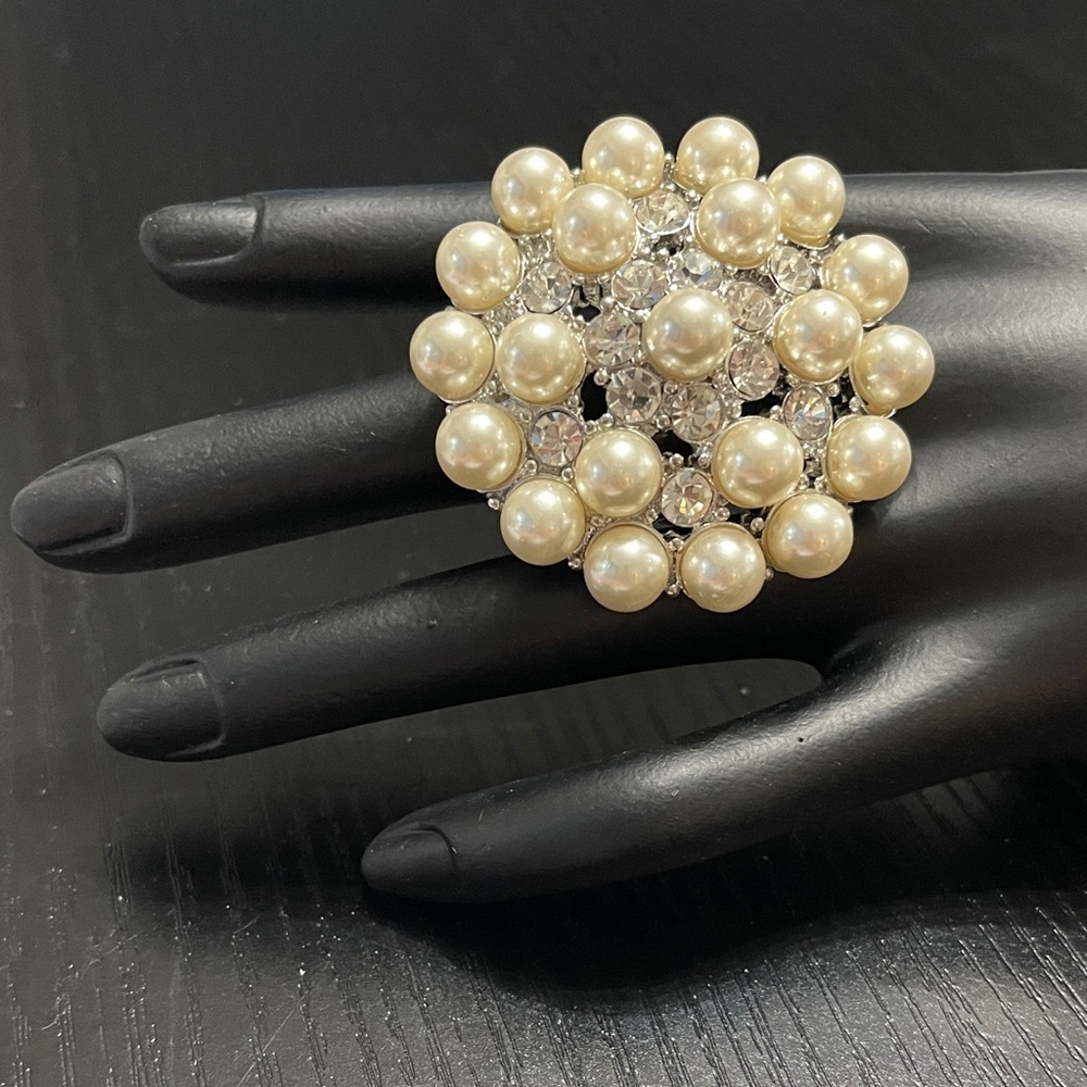 Elegant Pearl and Crystal Brooch. 0454